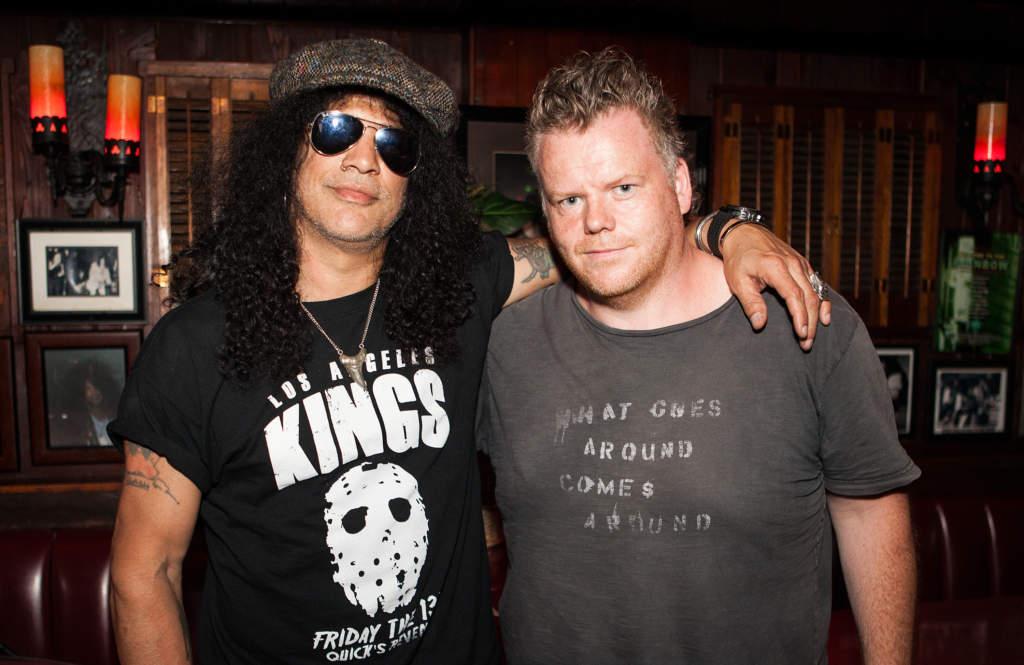 Slash tillsammans med Nöjesbladets reporter Joacim Persson på Rainbow Bar & Grill. Foto: Susanne Kindt